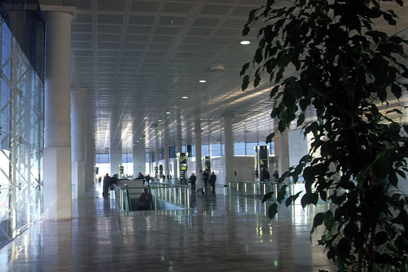 Imatge de l'interior de la terminal de l'aeroport del Prat constru&iuml;da per les Ol&iacute;mpiades de 1992 i dissenyada per Ricard Bofill